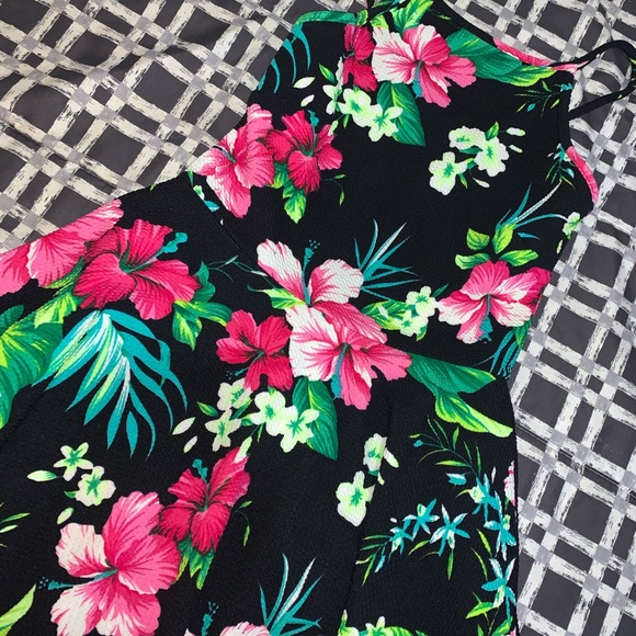 A romper - Picture 3 of 3